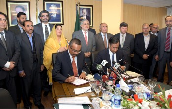 FEDERAL MINISTER FOR FINANCE, REVENUE, ECONOMIC AFFAIRS, STATISTICS AND PRIVATIZATION; SENATOR MOHAMMAD ISHAQ DAR WITNESSES THE SIGNING CEREMONY OF A CONTRACT WORTH RS 2.3 BILLION AWARDED BY USF
